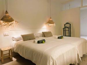 - une chambre avec un grand lit blanc et 2 oreillers dans l'établissement COLLECTION PORT - B&B Boutique , Alicante Center, à Alicante