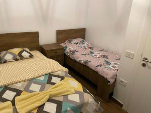 duas camas num pequeno quarto sem ermottermottermott em Lonvilla’s Brezovicë em Štrpce