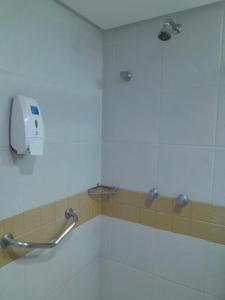 een badkamer met een douche en een zeepdispenser bij Sonia Flats Pipa's Bay - Flat 211 in Pipa