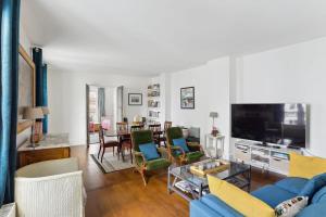 sala de estar con sofá azul y sillas en Gros Caillou - Surcouf 2bdr, en París