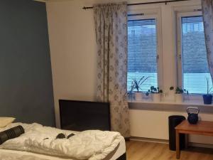的住宿－Holiday home BONÄSSUND，一间卧室设有一张床和一个窗口