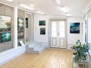 um corredor com escadas e pinturas nas paredes em Holiday home Gnarp II em Jättendal