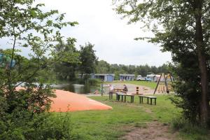 een park met een speeltuin en een speelplaats bij Camping de Kleine Wielen in Leeuwarden