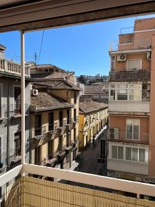einen Blick vom Balkon eines Gebäudes in der Unterkunft H&H Suite El Santisimo in Granada
