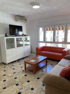 ein Wohnzimmer mit einem Sofa und einem Couchtisch in der Unterkunft H&H Suite El Santisimo in Granada
