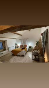 1 dormitorio grande con 1 cama y 1 mesa en Domaine des Granges Neuves en Confrançon