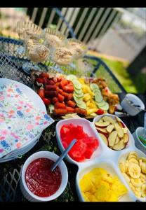 Palm View Guest House في بريتوريا: طاولة مع مجموعة من الأنواع المختلفة من الطعام