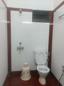 baño con aseo blanco en una habitación en Goroomgo Mira International Digha Near Sea Beach, en Digha