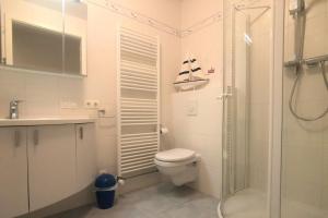 Un baño con inodoro, ducha y lavabo. en Villa Duindoorn 2.302, en Cadzand 12 fotos más