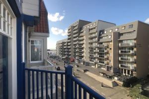 einen Balkon mit Blick auf einige Apartmentgebäude in der Unterkunft Villa Duindoorn 2.302 in Cadzand