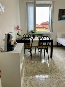 ein Wohnzimmer mit einem Tisch, Stühlen und einem Sofa in der Unterkunft Bnbook-L'appartamento di Gio' in Rho