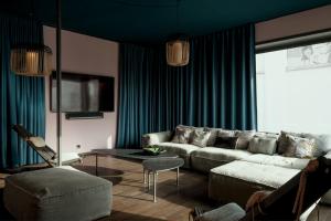 ベルリンにあるNOMADS by Suite030 high class apartments, 1-2 bedroomsのリビングルーム(ソファ、テーブル付)