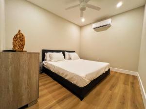 - une chambre avec un lit et un ventilateur de plafond dans l'établissement Exclusive Lake Tiny House in Beautiful Japanese Garden, à Homestead