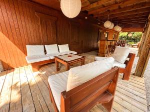 Sala de estar con 2 sofás y mesa en Exclusive Lake Tiny House in Beautiful Japanese Garden, en Homestead