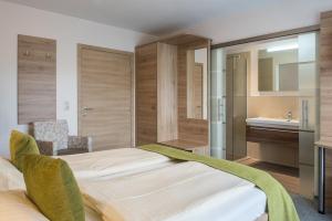 Postel nebo postele na pokoji v ubytování Hotel-Restaurant Dimmer - Mullerthal