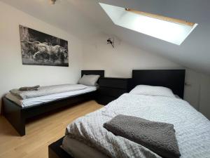 Кровать или кровати в номере Simplex Apartments In Durlach