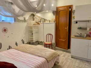 1 dormitorio pequeño con 1 cama y cocina en Tabor 2 Casa vacanza in villa, en Nápoles
