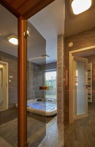 baño con bañera de hidromasaje en una habitación en Chalupa u rybára s Wellness en Liptovský Trnovec