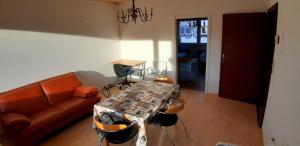 una sala de estar con un sofá y una mesa en Haus Güdingen, en Saarbrücken