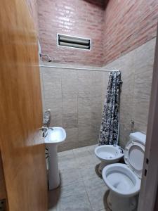 bagno con 2 servizi igienici e lavandino di LA RANCHADA a Paso de la Patria