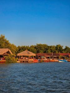um resort num lago com barcos na água em Villa Recanto do Mar - Icaraizinho de Amontada em Amontada