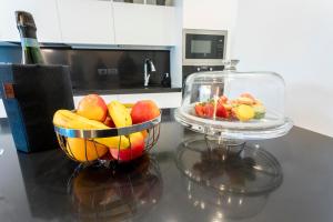 un bol de fruta en una barra en la cocina en Casa Aurora, en San Michele allʼAdige