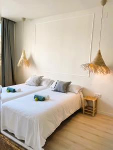 2 camas con almohadas en una habitación en COLLECTION PORT - B&B Boutique , Alicante Center, en Alicante