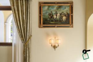 ein Bild einer Gruppe von Pferden an einer Wand in der Unterkunft HOTIDAY Hotel Olbia in Olbia