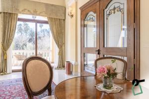 オルビアにあるHOTIDAY Room Collection - Olbia Portoの花瓶付きのテーブルのあるダイニングルーム