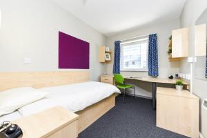 Giường trong phòng chung tại For Students Only Private Ensuites with Shared Kitchen at Capital Gate in Liverpool