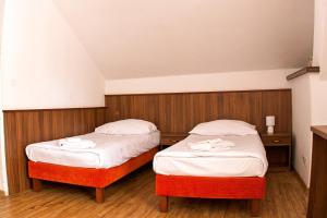 Postel nebo postele na pokoji v ubytování Hotel Kácov