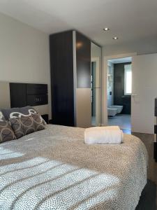 a bedroom with a large bed and a bathroom at H&H Casa en centro de Granada in Granada