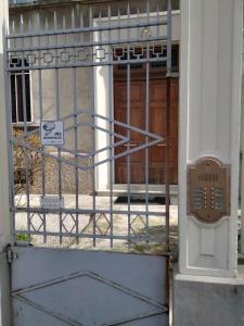 une porte avec un panneau devant un bâtiment dans l'établissement SANT'ORSOLA PALACE AND SUITE, à Bologne
