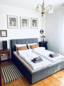 um quarto com uma cama grande num quarto em San Dona Homely House em San Donà di Piave