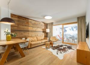 - un salon avec un canapé et une table dans l'établissement Sun Lodge Schladming by Schladming-Appartements, à Schladming