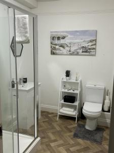 uma casa de banho com um WC branco e um lavatório. em Urban Living - Flat 2 em Bournemouth