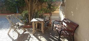 una mesa y dos sillas sentadas junto a un edificio en شقة في اقامة, en Essaouira