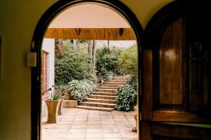 una entrada a una casa con una puerta abierta en Thatchings Guest House en Nottingham Road