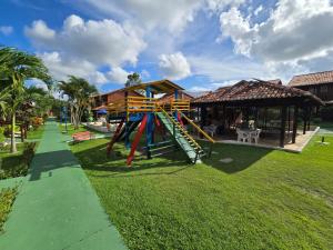 um parque infantil com escorrega num parque em Chalé do Paraiso - Casa bem Equipada e Confortável para seu Lazer em Gravatá! em Gravatá