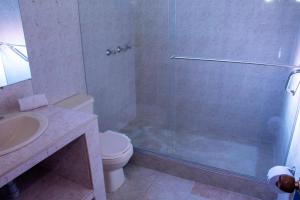 Vannituba majutusasutuses Hotel Karlaká Calarcá Quindio - Eje Cafetero