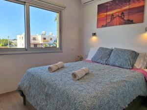 Postel nebo postele na pokoji v ubytování Charming Holiday Retreat Kato Paphos Apt 400m To The Beach