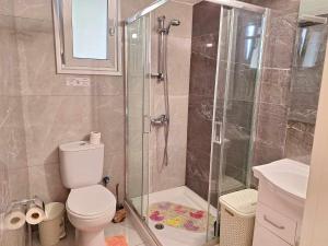Koupelna v ubytování Charming Holiday Retreat Kato Paphos Apt 400m To The Beach + 37 fotografií