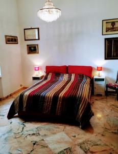 1 cama en un dormitorio con 2 mesas y 2 lámparas en GABRY'S Cozy 3-bedroom big apartment near city center & station en Livorno