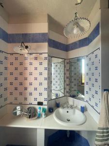 bagno con lavandino e specchio di Villa San Leonardo a Santo Stefano di Camastra