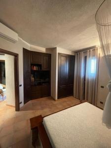 una camera con letto e una camera con TV di Villa San Leonardo a Santo Stefano di Camastra