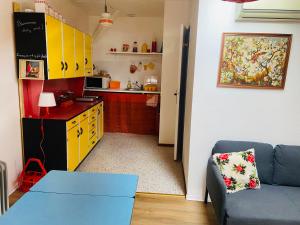 Il comprend une cuisine et un salon avec un canapé bleu. dans l'établissement Spacieux Studio Seventies: voyage dans le temps, à Gannat