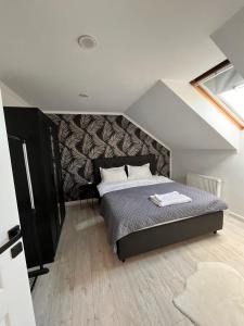 En eller flere senge i et værelse på Lira Holiday Apartments