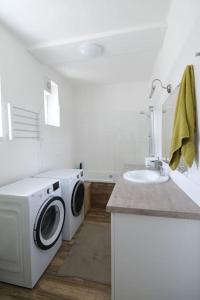 pralka w łazience z umywalką w obiekcie Ostrava, byt 80 m2 v RD w Ostravie