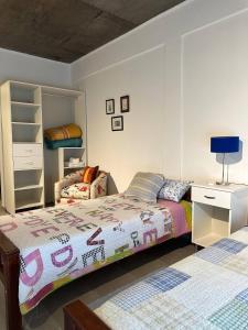 Un pat sau paturi într-o cameră la Temporarios Gemelli 1D - 2D