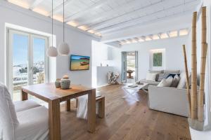 ein Wohnzimmer mit einem Tisch und einem Sofa in der Unterkunft Breathtaking 6 Bed in Platis Gialos in Platis Gialos